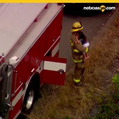 Bombero consuela a nina despues de fatal accidente en San Diego
