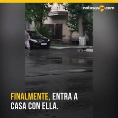 Hombre golpea a dos mujeres ebrias en plena calle en Rusia.mp4