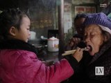 Anna Wang de China tiene cinco años y está a cargo de su abuelo y abuela