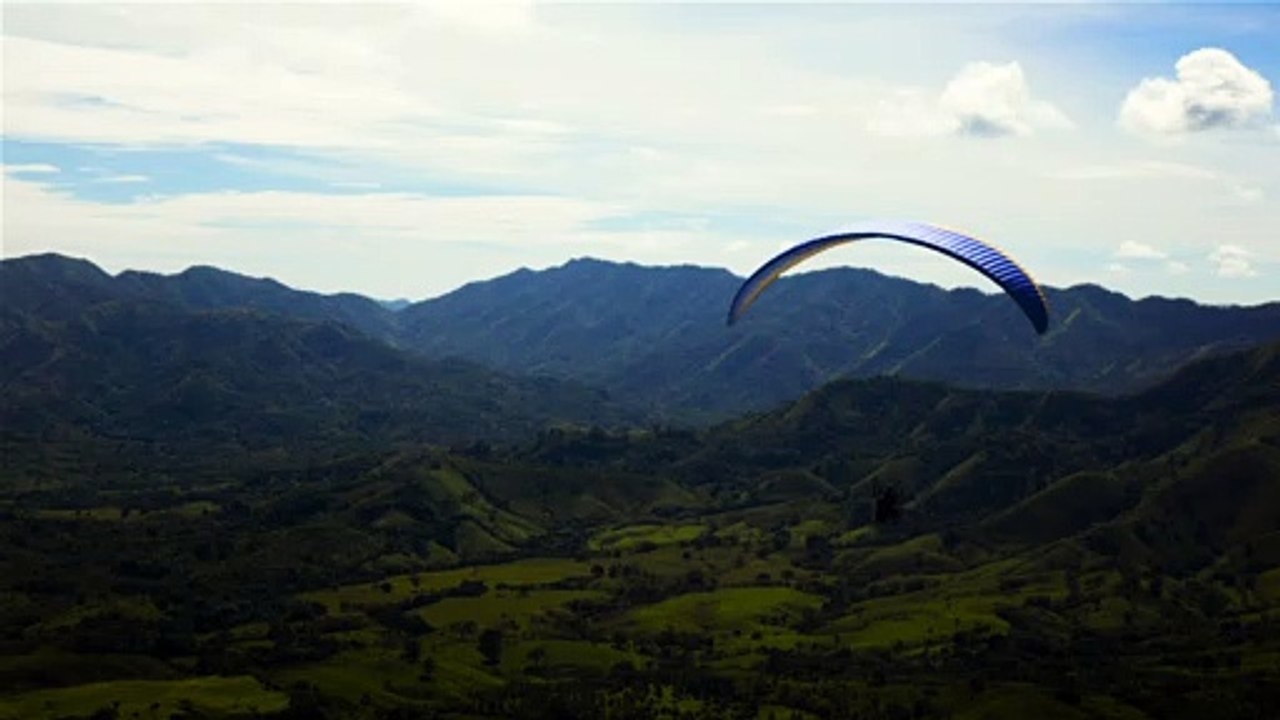 Skydiver-flying-over-a-mountain-range