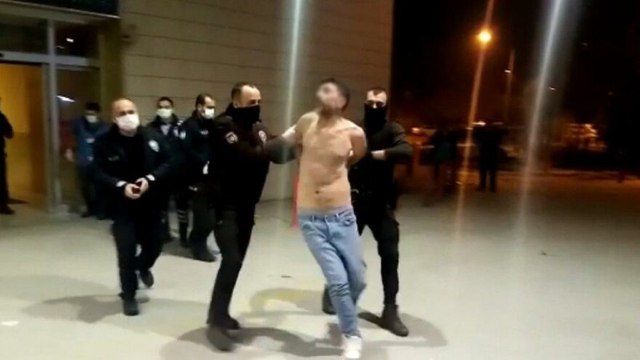 Bursa'da sokak ortasında eşine sözlü şiddet uygulayan şüpheli, hastanede polis ekiplerine saldırdı