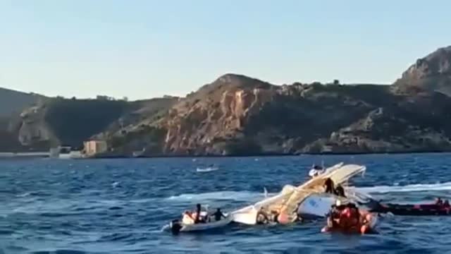 Rescatados los 33 pasajeros de un catamarán que naufragó cerca del puerto de Cartagena