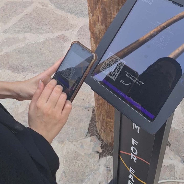 شاشة تفاعلية في جناح السويد في إكسبو 2020 دبي ل...