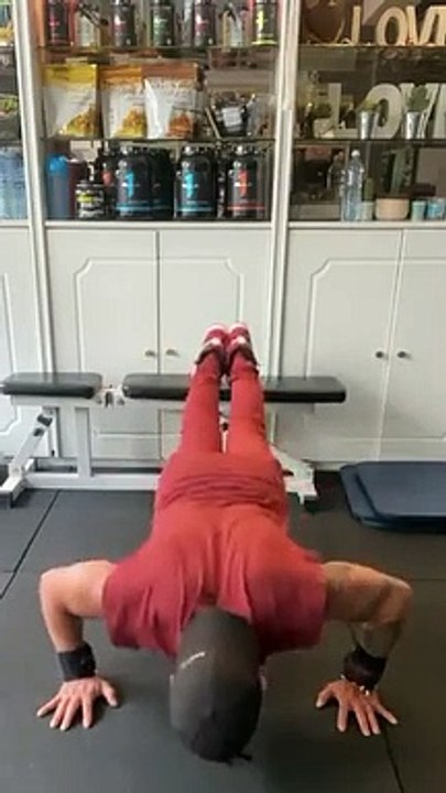 —Gear from @bodyengineers —Happy Thursday ! —Salut la famille, j’espère que vous allez bien? Voici mon entraînement Pectoraux de ce jeudi après-midi .—SAVE This Chest Day1. One Arm Pushups - Right Arm - 4✖️10reps.(2.) One Arm Pushups - Left A