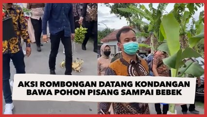 Viral Aksi Rombongan Datang Kondangan Bawa Pohon Pisang sampai Bebek