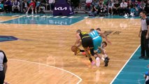 Curry makes insane no-look pass