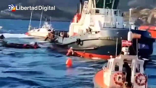 Rescatados los 33 pasajeros de un catamarán que naufragó cerca del puerto de Cartagena