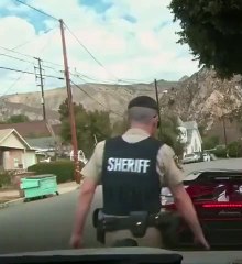 Un agent de police demande les papiers d'une voiture de sport !