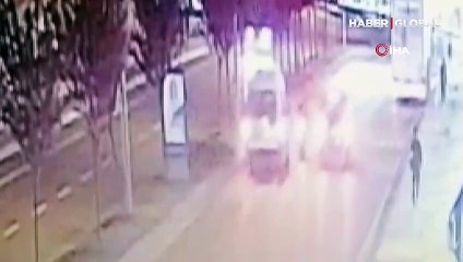 Başakşehir’de film senaryolarını aratmayan gasp kamerada! Gaspçılar midibüsü kaza süsü vererek durdurdular