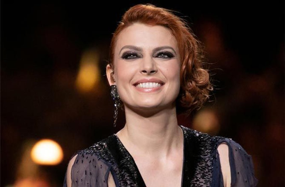 Élodie Frégé sexy en robe transparente... Elle dévoile sa lingerie aux 20 ans de la Star Academy ! Photos