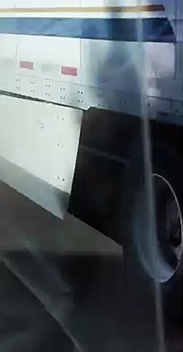 Un carrito de la compra atascado bajo un camión !