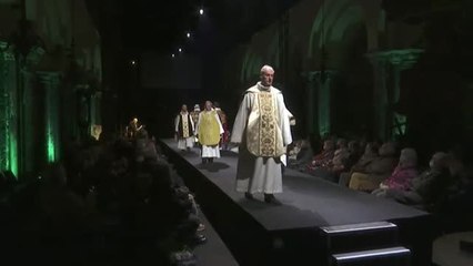 Desfile de casullas sacerdotales en la catedral belga de Tournai