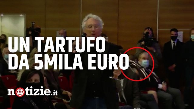 Alba, tartufo all’asta per 5 mila euro ma Enzo Iacchetti lo fa cadere per terra