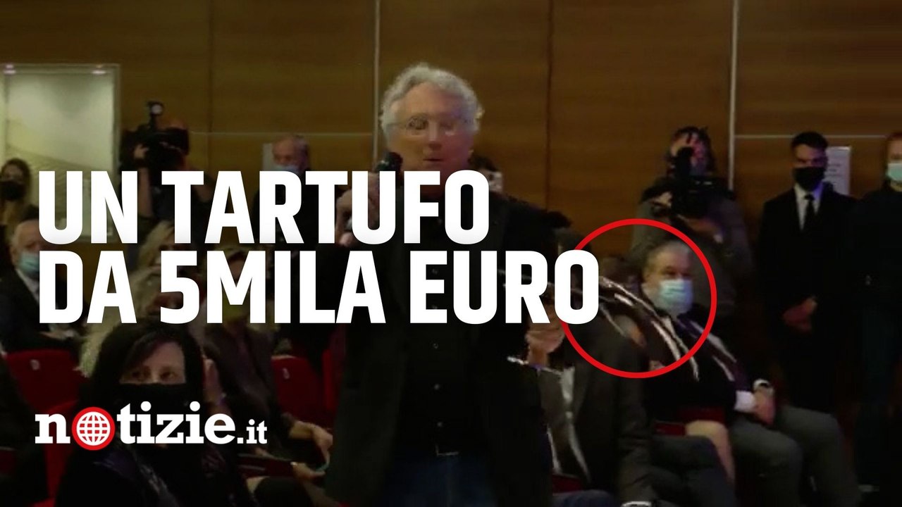 Alba, tartufo all’asta per 5 mila euro ma Enzo Iacchetti lo fa cadere per terra