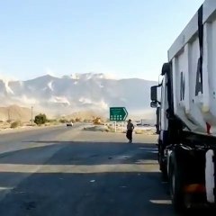 Un chauffeur routier s'arrête pendant un tremblement de terre en zone montagneuse (Iran)
