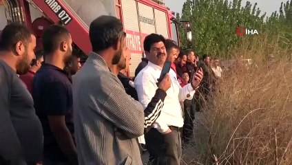 Sulama kanalına düşen kamyonette mahsur kalan çift, aracın tavanında kurtarılmayı bekledi