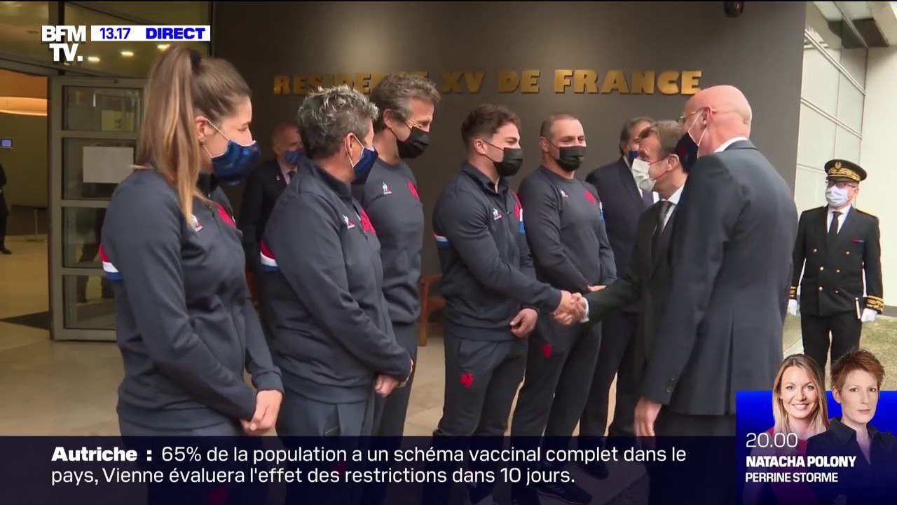 Emmanuel Macron est en visite au centre nationa...