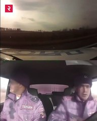 Policija pokušava zaustaviti traktor u Rusiji