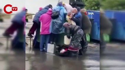 Yaşlıların çöpten yiyecek toplama görüntüleri Rusya'yı ayağa kaldırdı