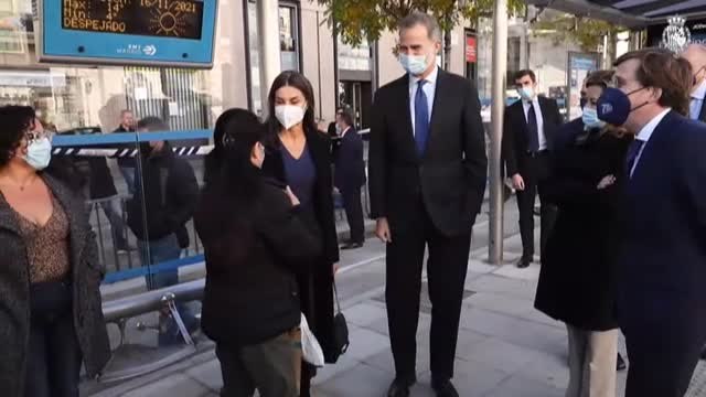 Los reyes se suben al autobús