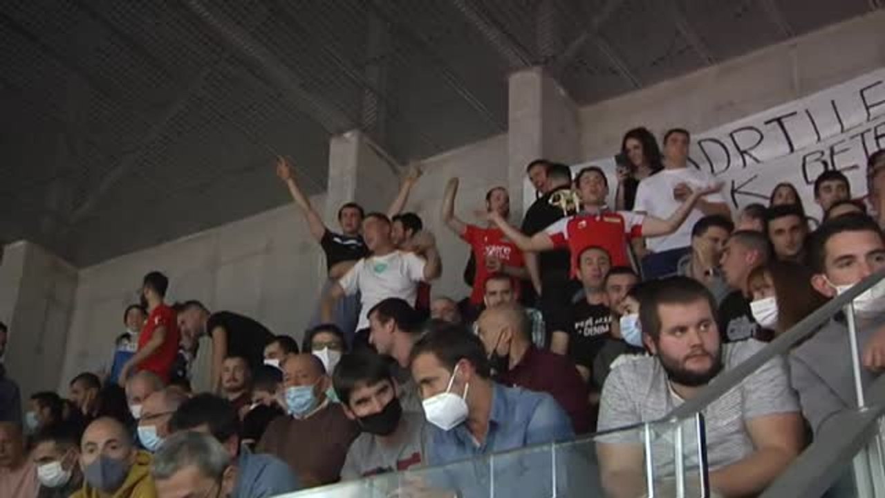 Detienen un partido de frontón en Bilbao porque el público no llevaba mascarilla