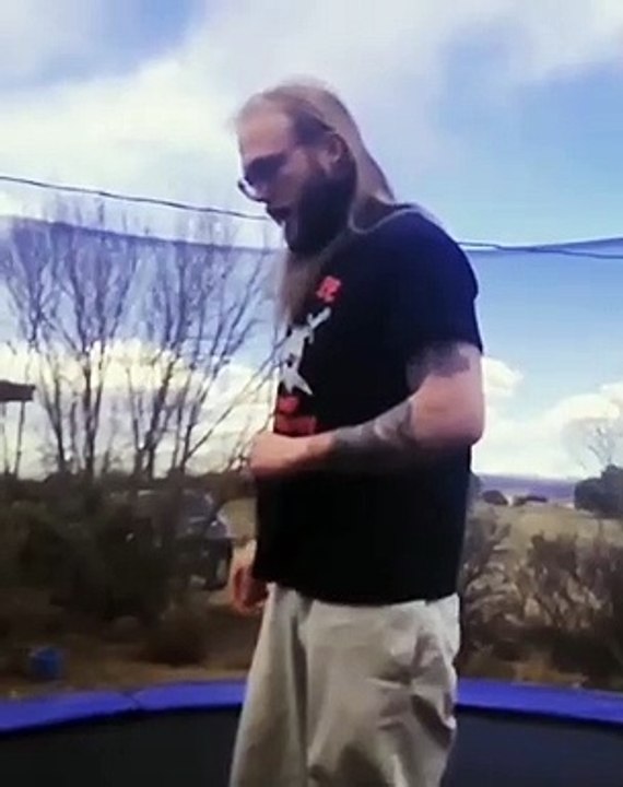 Il avale une épée et réalise un salto arrière sur un trampoline