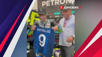 Kejutan Istimewa Ronaldo untuk Valentino Rossi di Balapan Terakhir MotoGP