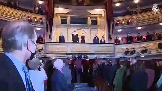 Los Reyes Felipe y Letizia, su inesperada imagen a bordo de un autobús