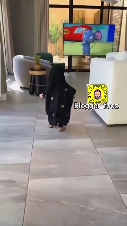 ابنة سارة الودعاني تخطف الأنظار بالحجاب