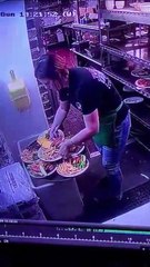 Cette serveuse passe une très mauvaise soirée
