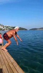 Son dakika haberi: Fedon "Kanser oldu, ölüyor" diyenlere nispet denize atladı