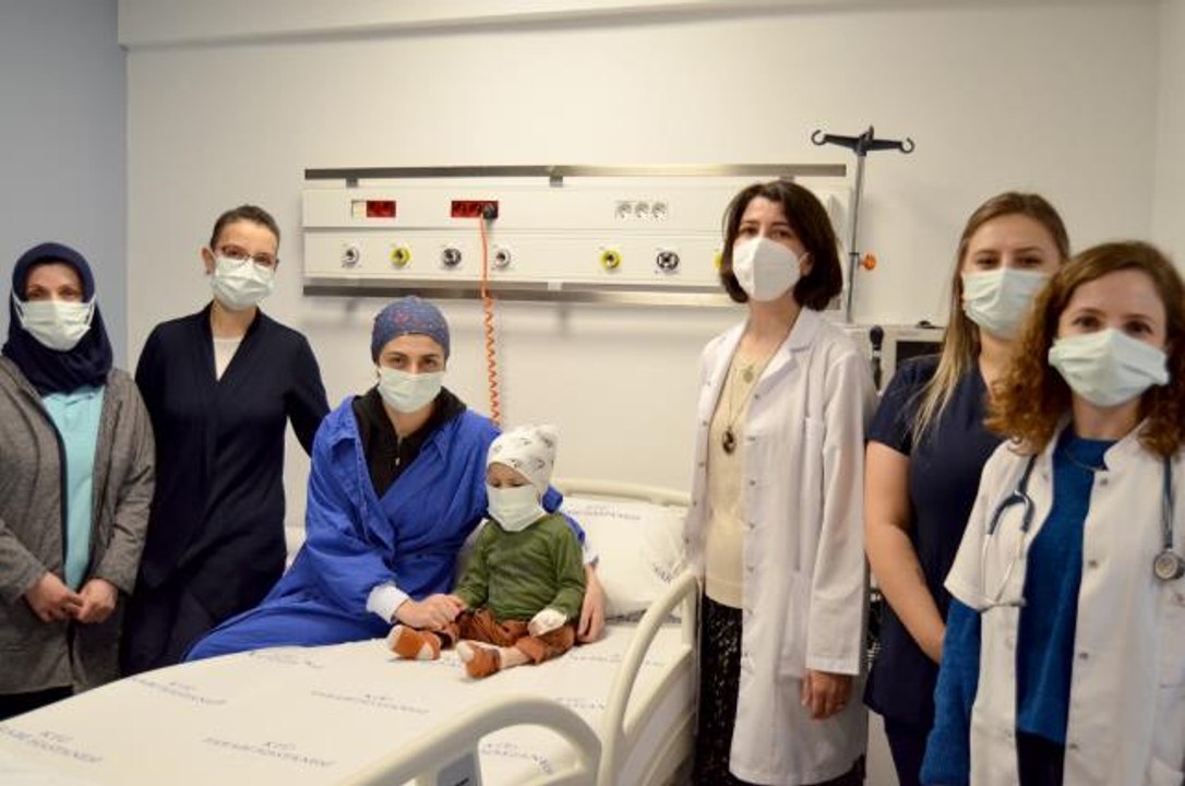 İki yaşındaki Ömer, ablasından yapılan ilik nakliyle hayata tutundu