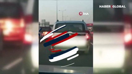 Ankara'da seyir halindeki araçta saç tıraşı kameraya yansıdı