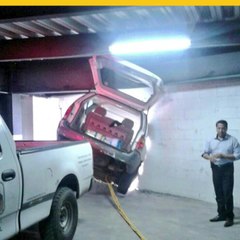 Auto queda colgando en estacionamiento de México