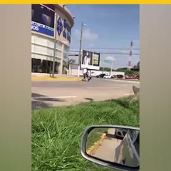 Funcionario público agrede a niños vendedores ambulantes.mp4