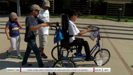 Jóvenes discapacitados reciben bicicletas para su mejor movilidad