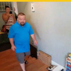 Regalan cientos de películas a hombre con síndrome de Down