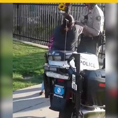 Oficial somete y detiene a mujer hispana por vender flores