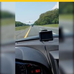 Avionita aterriza de emergencia en autopista en plena hora pico