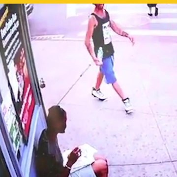 Hombre es apuñalado fatalmente mientras comía en la calle.mp4