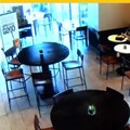 VIDEO: Cliente ataca a ladrón armado en Starbucks de Fresno, California