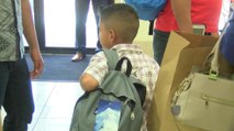 Iglesia regala útiles escolares y zapatos para niños en El Paso