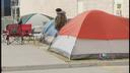 Acampan afuera de las tiendas por el viernes negro