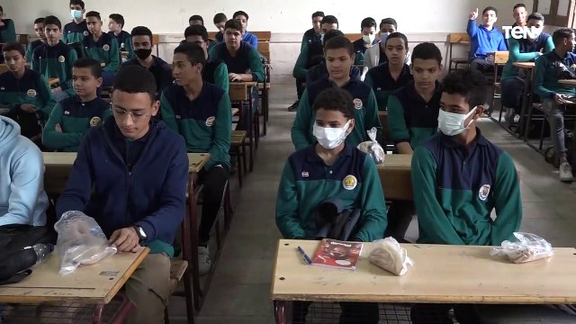 «وجبة متكاملة ودسمة».. توزيع التغذية المدرسية على الطلاب وسط إجراءات احترازية ووقائية