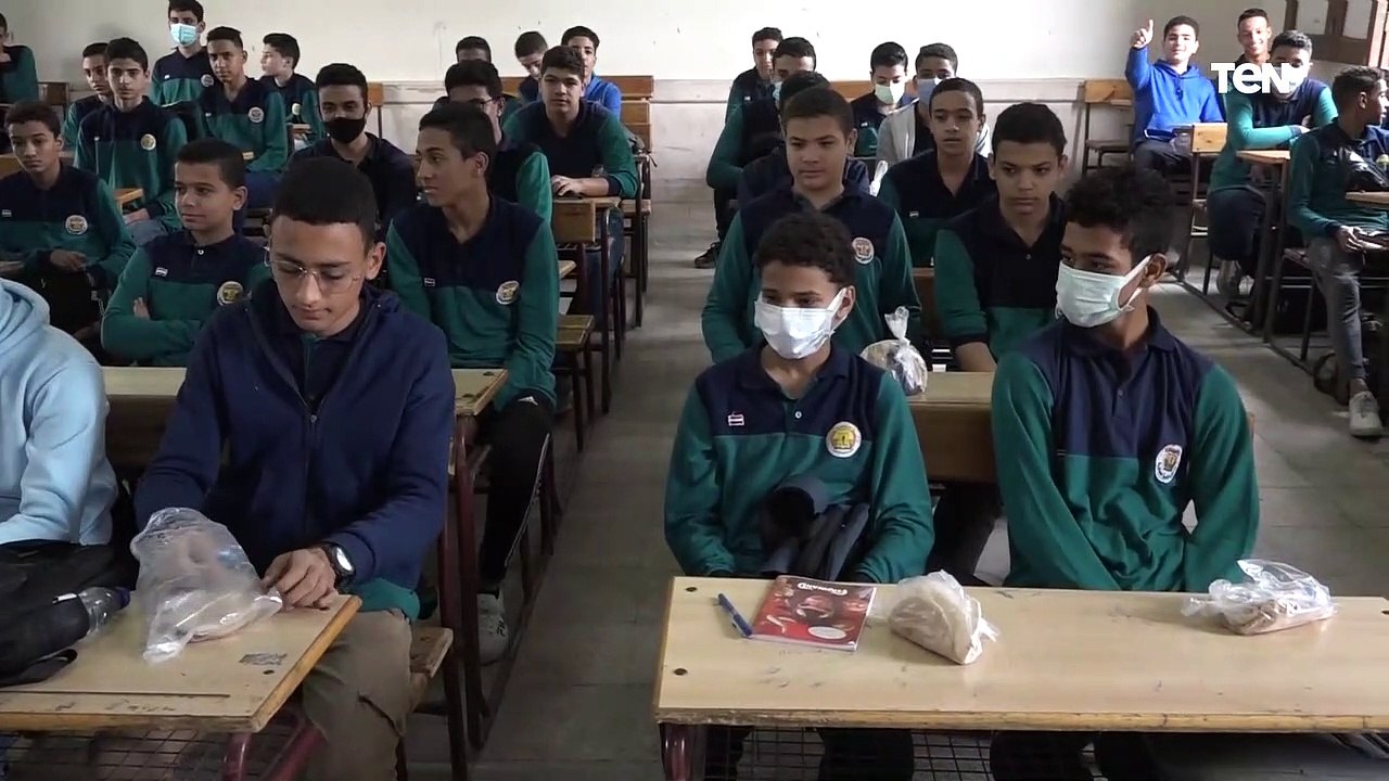 «وجبة متكاملة ودسمة».. توزيع التغذية المدرسية على الطلاب وسط إجراءات احترازية ووقائية