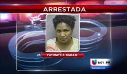 Madre deja a sus cuatro hijos en auto caliente