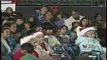 Botas navideñas para niños de vivienda pública