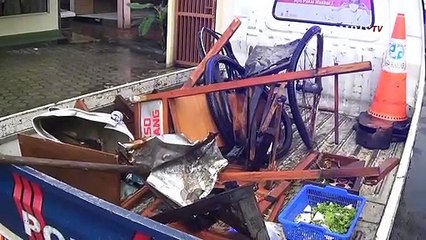 Bus Balapan Oleng Tabrak Tukang Bakso