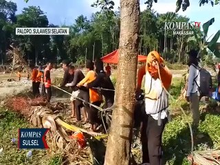 Jembatan Rusak, Warga Terpaksa Gunakan Perahu