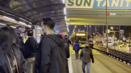 (İSTANBUL - ÖZEL)Yenibosna'da metrobüs arızalandı, duraklarda yoğunluk oluştu
